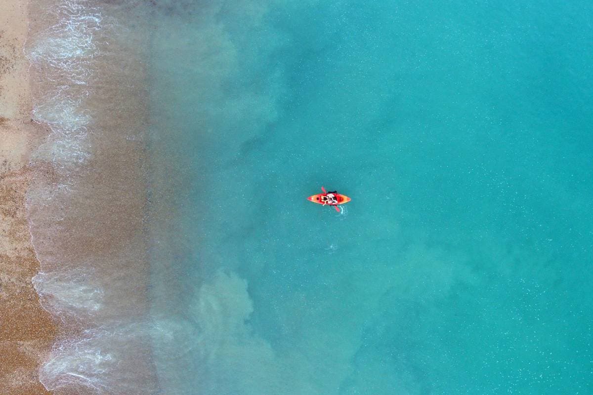 Le spiagge della Costa Smeralda in cui fare sport acquatici