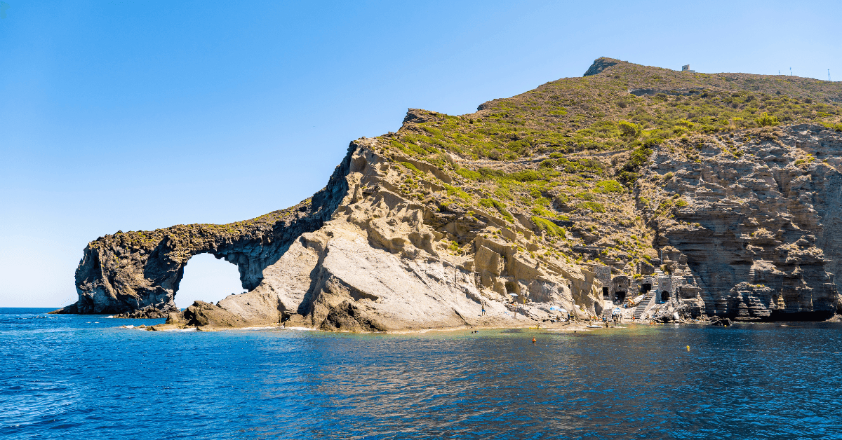 Spiaggia di Pollara: Guida Completa 2026