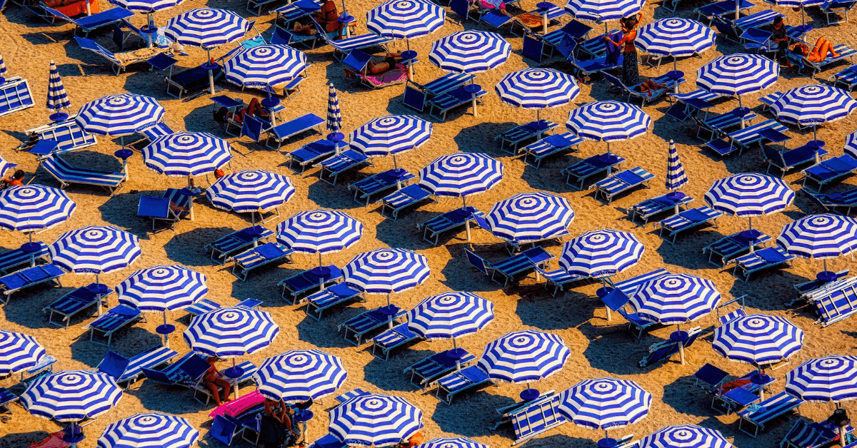 Distanza tra ombrelloni in spiaggia: le regole per i gestori