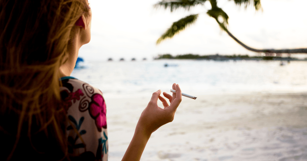 Si può fumare in spiaggia? Cosa dice la Legge