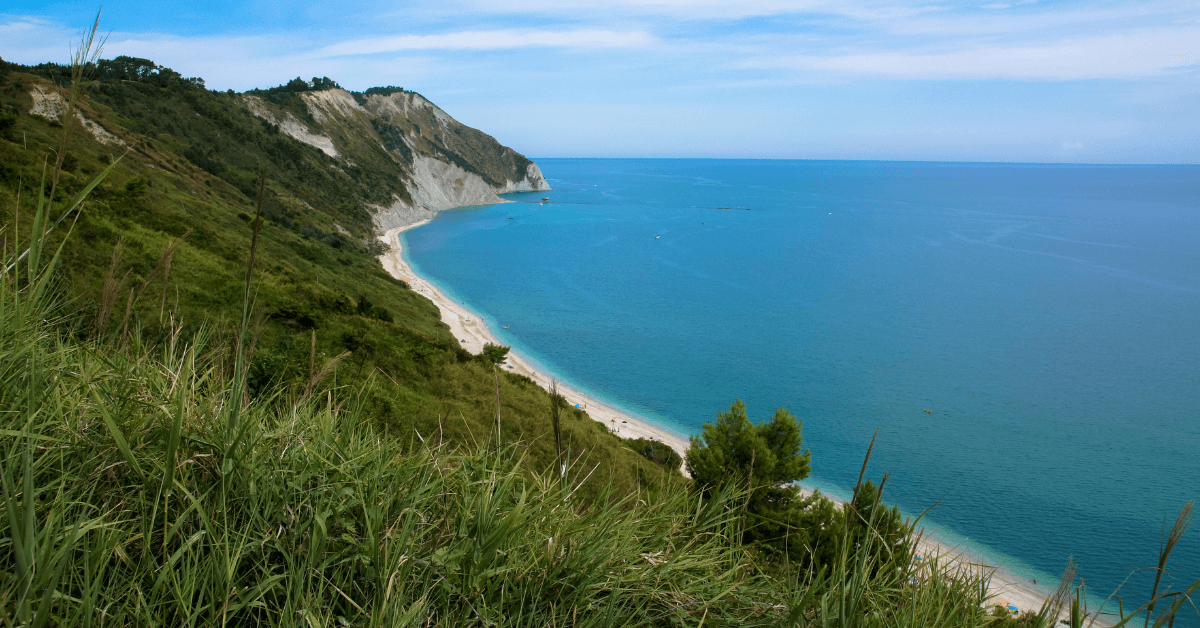 Sirolo: Le Spiagge più Belle del Conero per la tua Estate 2026