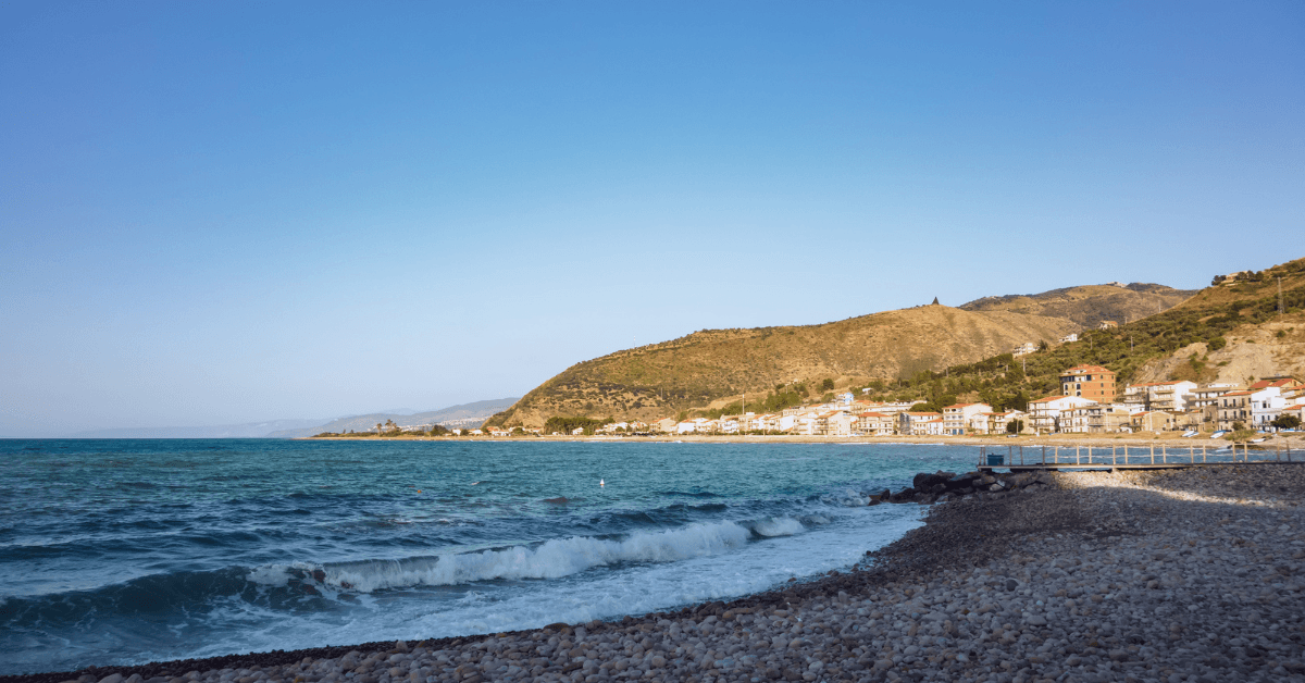 Spiagge di sassi e ciottoli: caratteristiche e dove trovarle in Italia
