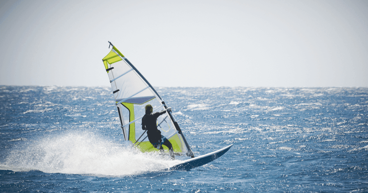 Le migliori spiagge per windsurf in Molise: ecco dove cavalcare le onde