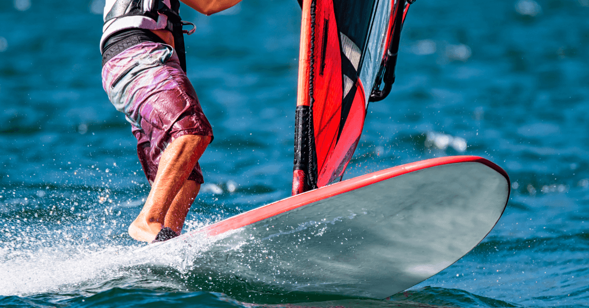 Le migliori spiagge per windsurf in Sicilia: ecco dove cavalcare le onde